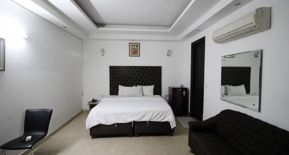 The Crown, New Delhi 4